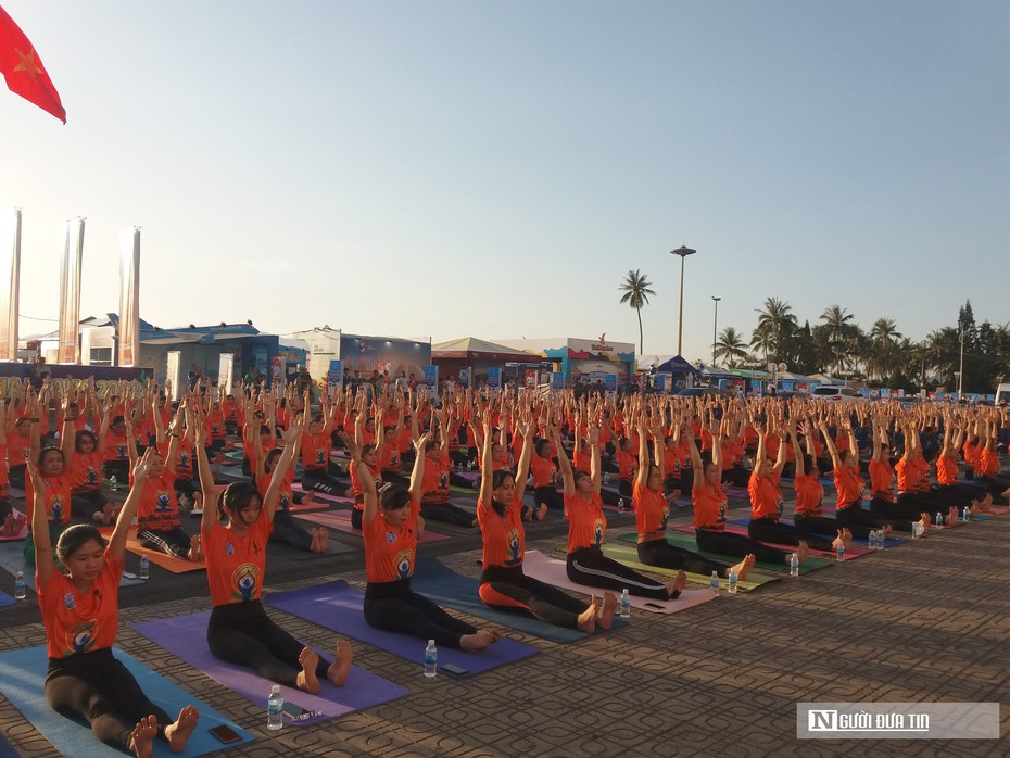 Hơn 1.200 người ở Khánh Hòa tham gia đồng diễn yoga