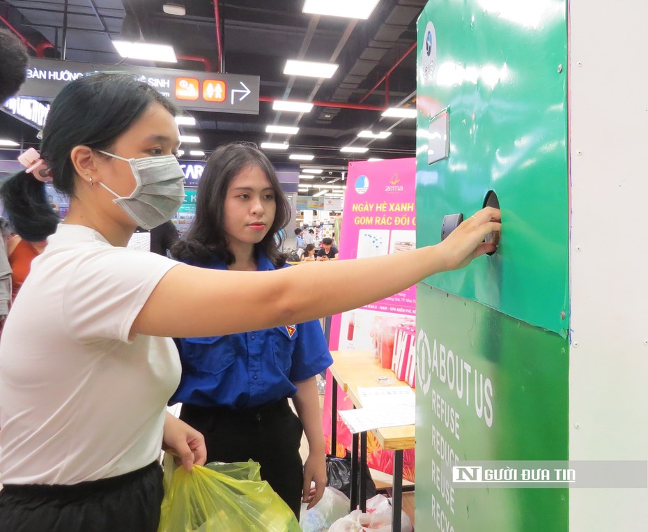 Cô sinh viên ngoại ngữ sáng chế máy “đổi rác lấy quà”