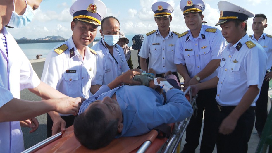 Khánh Hòa: Đưa ngư dân tỉnh Quảng Ngãi bị bệnh về đất liền điều trị