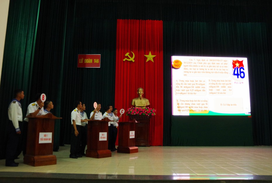Chiến sĩ hải quân Lữ đoàn 146 thi tìm hiểu pháp luật