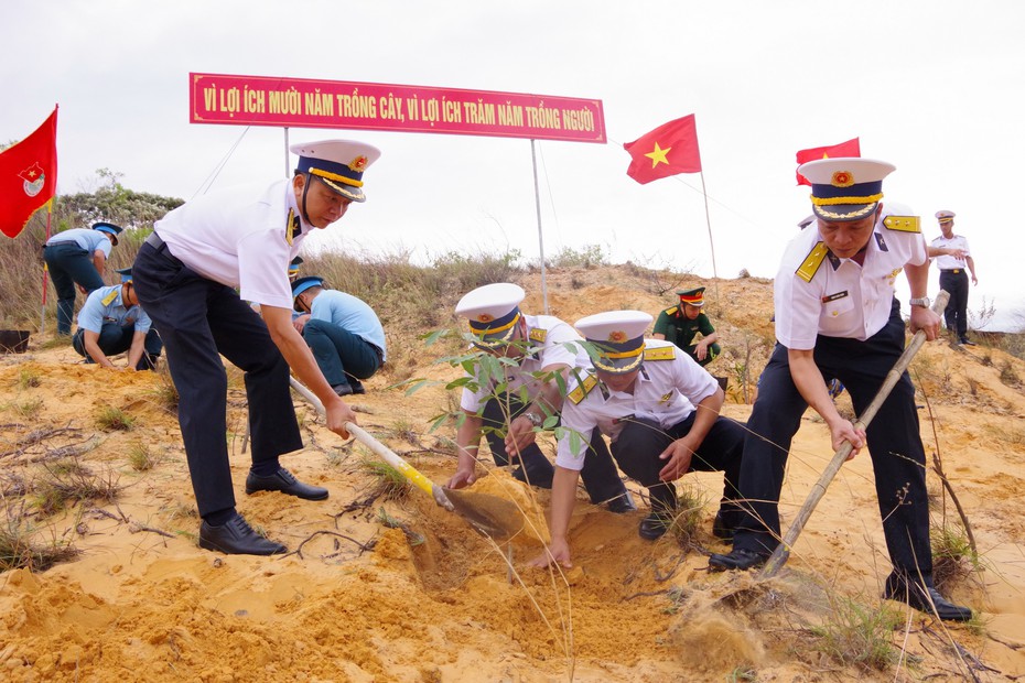 Cán bộ, chiến sĩ Lữ đoàn 146 trồng hơn 300 cây xanh, cây bóng mát