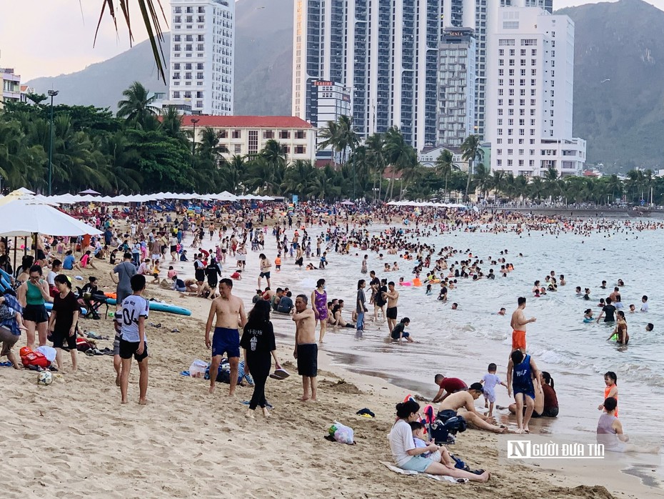 Nắng nóng, người dân và du khách ở Nha Trang đổ ra biển “giải nhiệt”