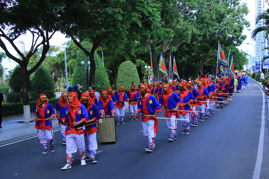 Rộn ràng không khí tái hiện Lễ hội Cầu Ngư bên bờ biển vịnh Nha Trang