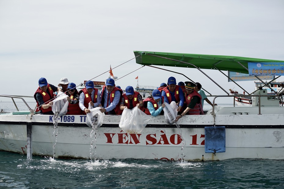 Thả 22.000 con giống tái tạo nguồn lợi thủy sản trong vịnh Nha Trang