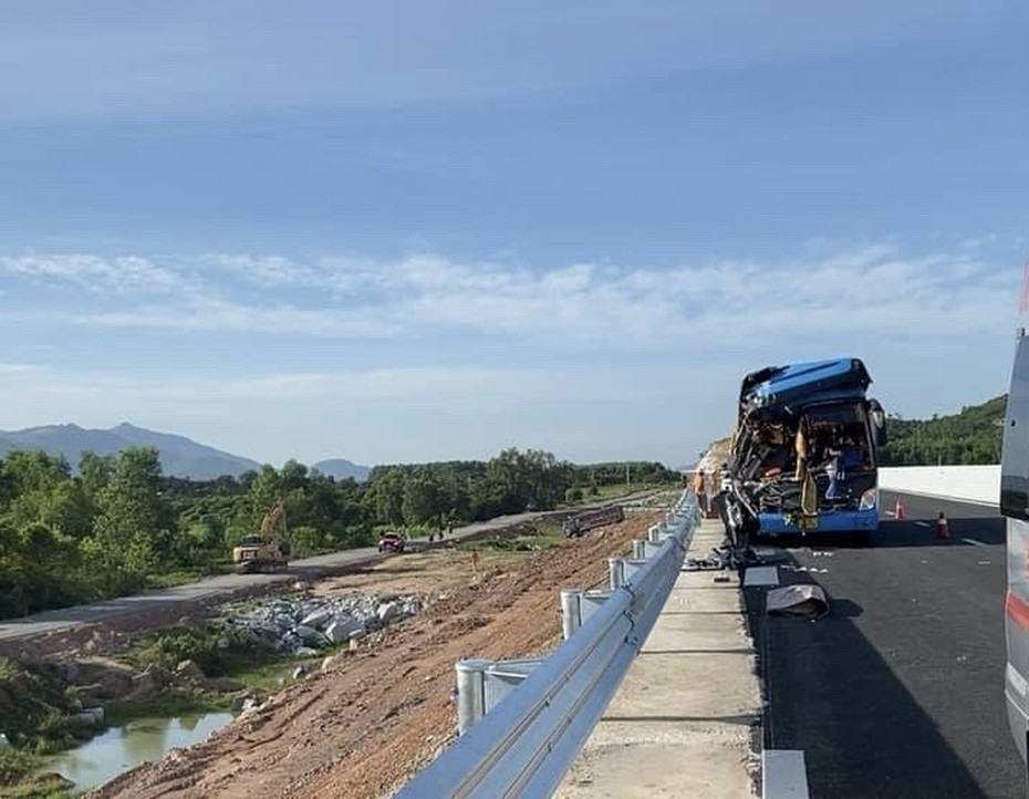 Khánh Hòa: Tai nạn trên cao tốc làm 2 người chết, 6 người bị thương