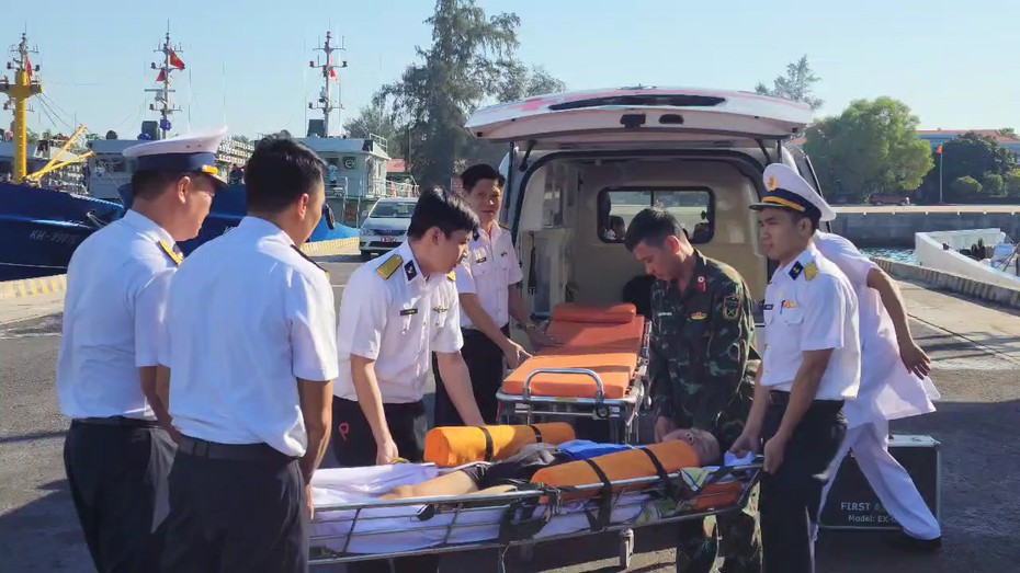 Đưa ngư dân tỉnh Quảng Nam bị bệnh từ Trường Sa về đất liền điều trị