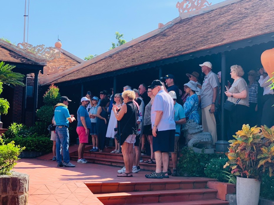 Tàu du lịch Celebrity Solstice mang 2.300 khách quốc tế đến Nha Trang