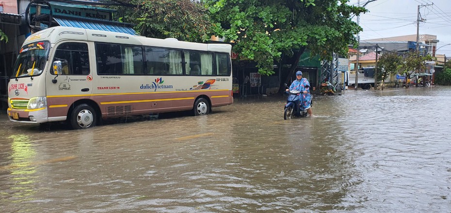 Khánh Hòa: Mưa lũ, các trường cho học sinh nghỉ học nếu cần thiết