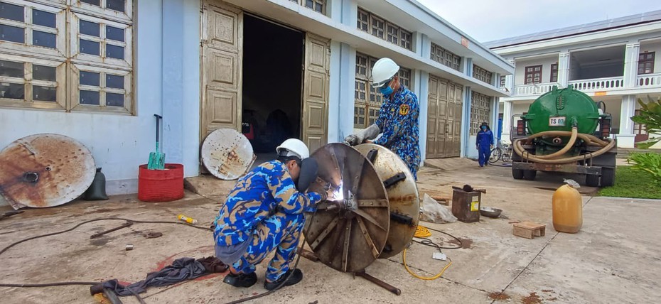 Hỗ trợ sửa chữa hệ thống tời lưới bị hỏng cho tàu cá tỉnh Khánh Hòa