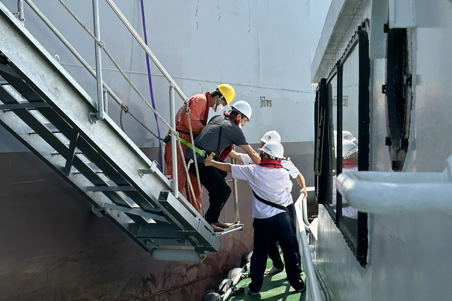 Kịp thời cứu nạn thuyền viên nước ngoài bị đau ruột thừa trên biển