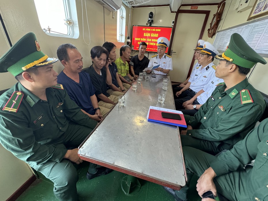 Đưa 5 ngư dân của tàu cá Bình Định gặp nạn trên biển về bờ an toàn