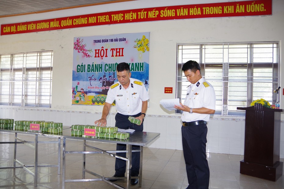 Cán bộ, chiến sĩ Trung đoàn 196 Hải quân tham gia thi gói bánh chưng