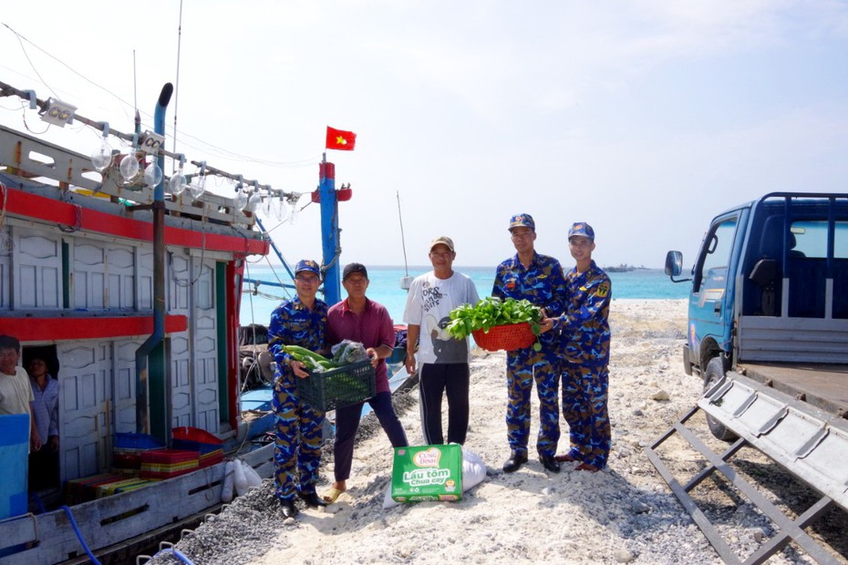 Đảo Sơn Ca hỗ trợ lương thực, thực phẩm cho ngư dân tàu cá Bình Định