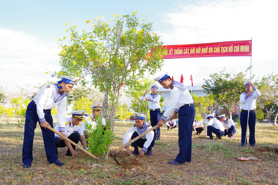 Vùng 2 Hải quân phát động Tết trồng cây xuân Giáp Thìn 2024