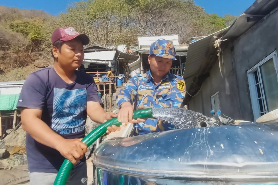 Vùng 5 Hải quân cấp nước ngọt miễn phí cho người dân đảo Hòn Chuối