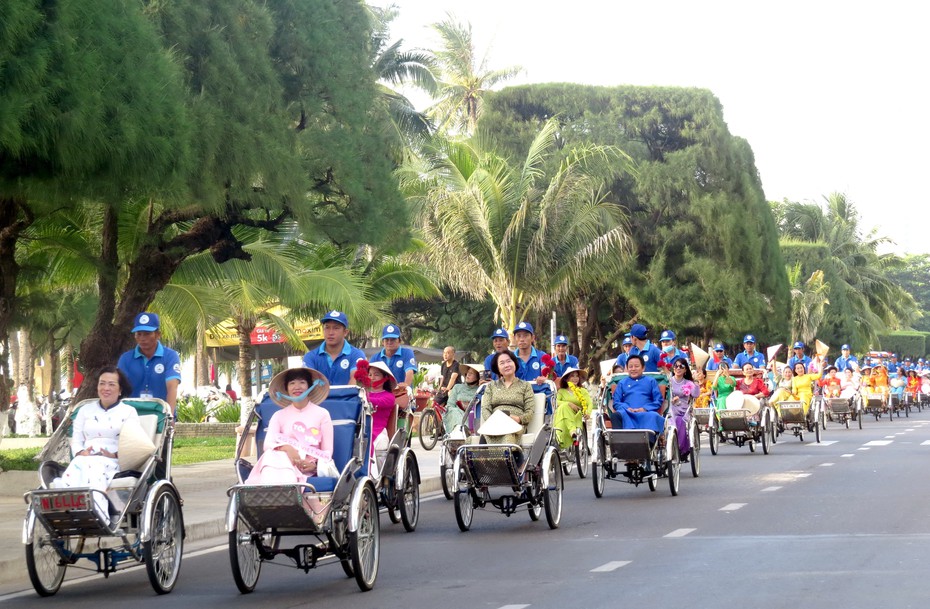 Khánh Hòa: Rực rỡ sắc màu áo dài phố biển Nha Trang