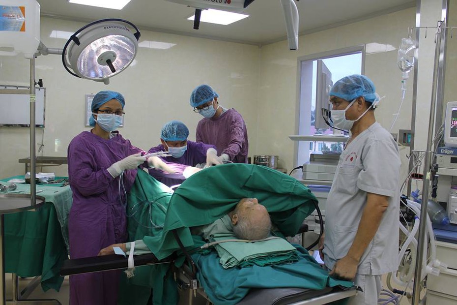 Phẫu thuật thành công u phì đại tuyến tiền liệt cho cụ ông 104 tuổi