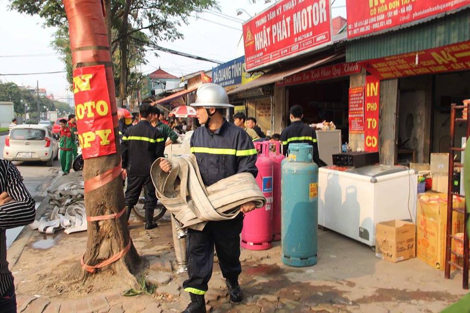 Bất ngờ cháy lớn tại xưởng tôn ở Hà Nội