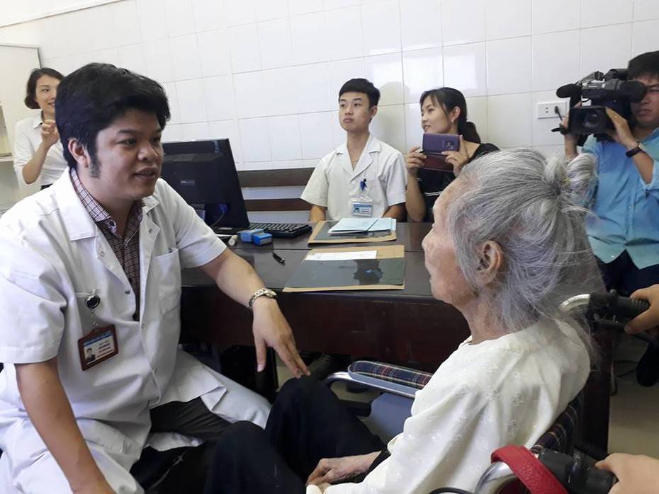 Ca mổ khó giúp cụ bà 104 tuổi đi lại bình thường sau khi ngã