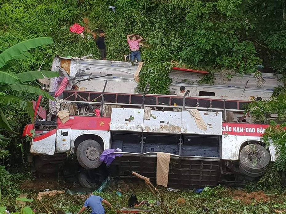 9 người thương vong sau khi xe khách rơi xuống vực ở Cao Bằng