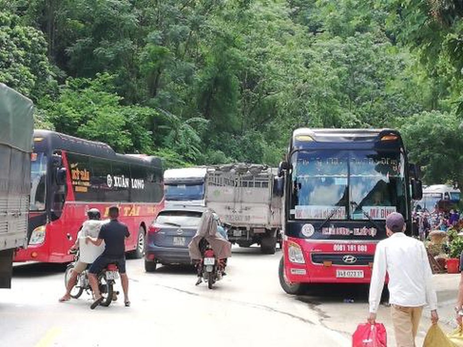 Clip: Phương tiện đã có thể đi qua đoạn ngập lụt ở Mai Châu