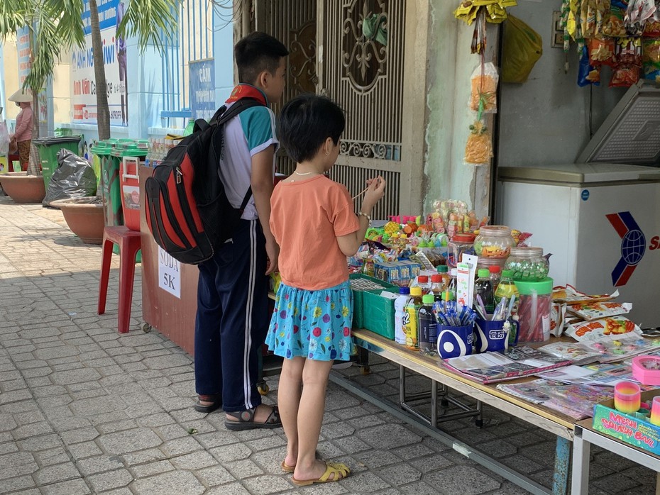 Hiểm hoạ từ những lọ phẩm màu không rõ nguồn gốc bày bán tràn lan