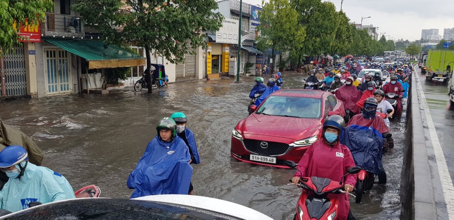 TP.HCM: Sau cơn mưa lớn, nhiều tuyến đường TP.Thủ Đức thất thủ