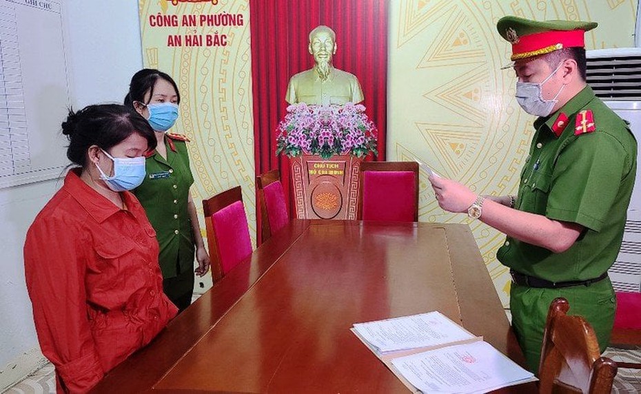 Bắt người phụ nữ làm giả sổ đỏ lừa đảo do nợ nần giai đoạn dịch Covid-19