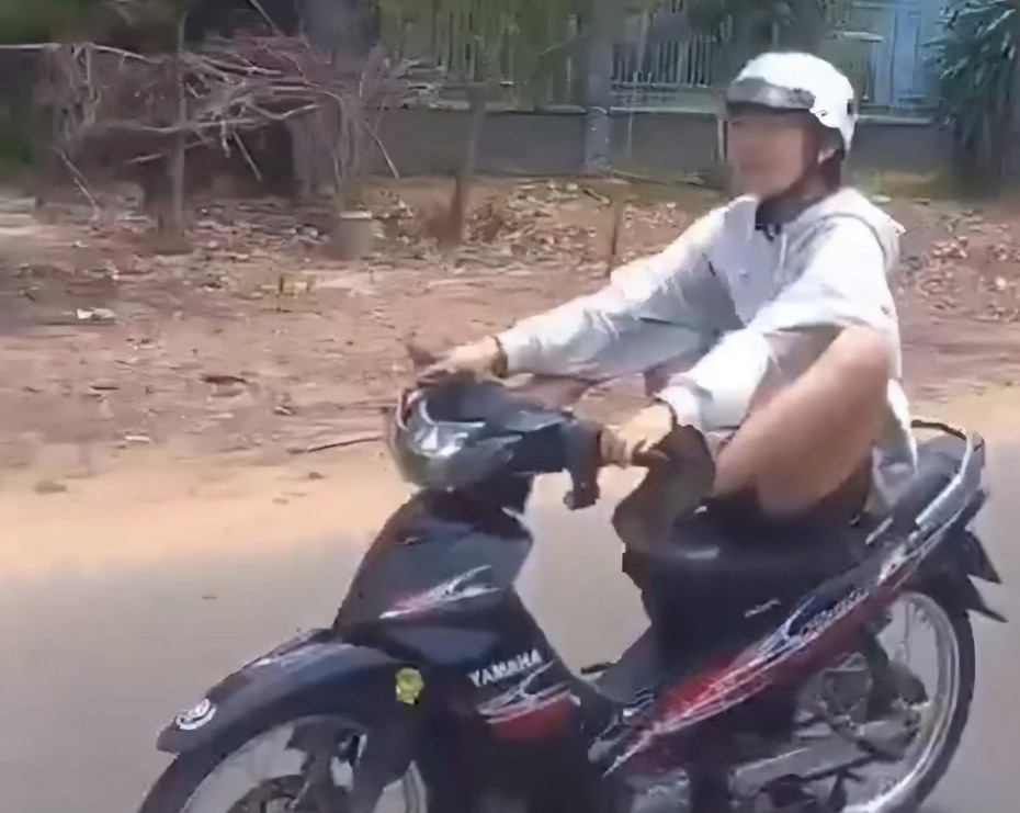 Bình Phước: Xử lý nam thanh niên điều khiển xe máy bằng 2 chân