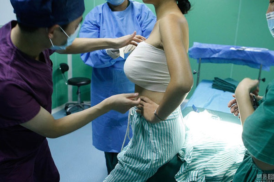 Cô gái trẻ mang thai tử vong sau nâng ngực: 5 lưu ý khi làm đẹp "núi đôi"