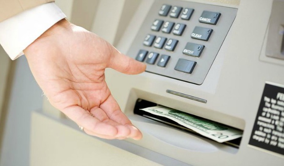 Án nước ngoài-Luật ta: Thanh niên đập máy ATM, chờ cảnh sát đến để được vào tù cho có chỗ ăn, chỗ ở