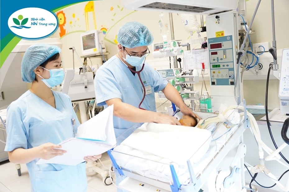 Kỳ tích cứu sống 2 bé sơ sinh có tạng “chạy ngược” lên lồng ngực