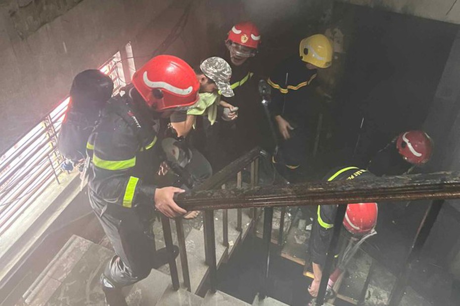 Cảnh sát giải cứu 12 người trong căn nhà bốc cháy ở Tp.HCM
