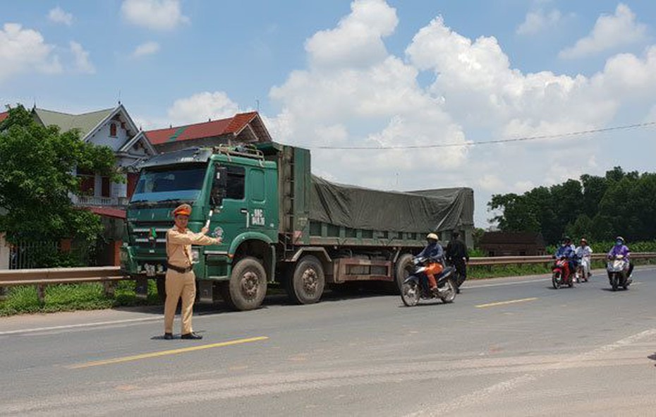 CSGT phân luồng giao thông tuyến Hà Nội – Lạng Sơn và ngược lại vào tối 25 và ngày 26/2