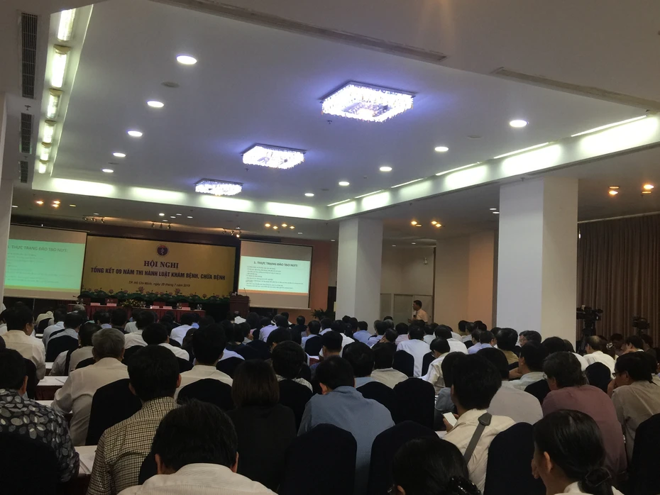 "Vì sao bác sĩ nằm liệt giường vẫn được tiếp tục hành nghề?"