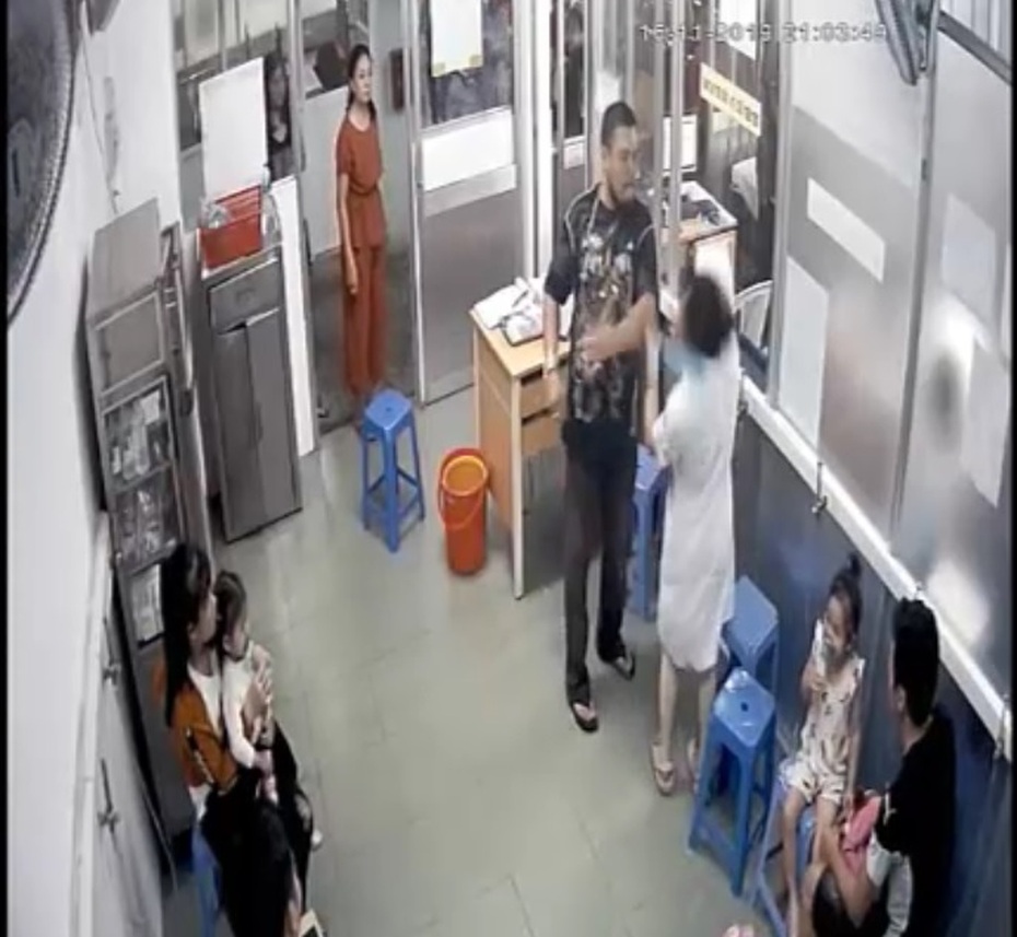 Người đàn ông bạo hành nhân viên y tế khi đang làm nhiệm vụ sẽ bị xử lý như thế nào?