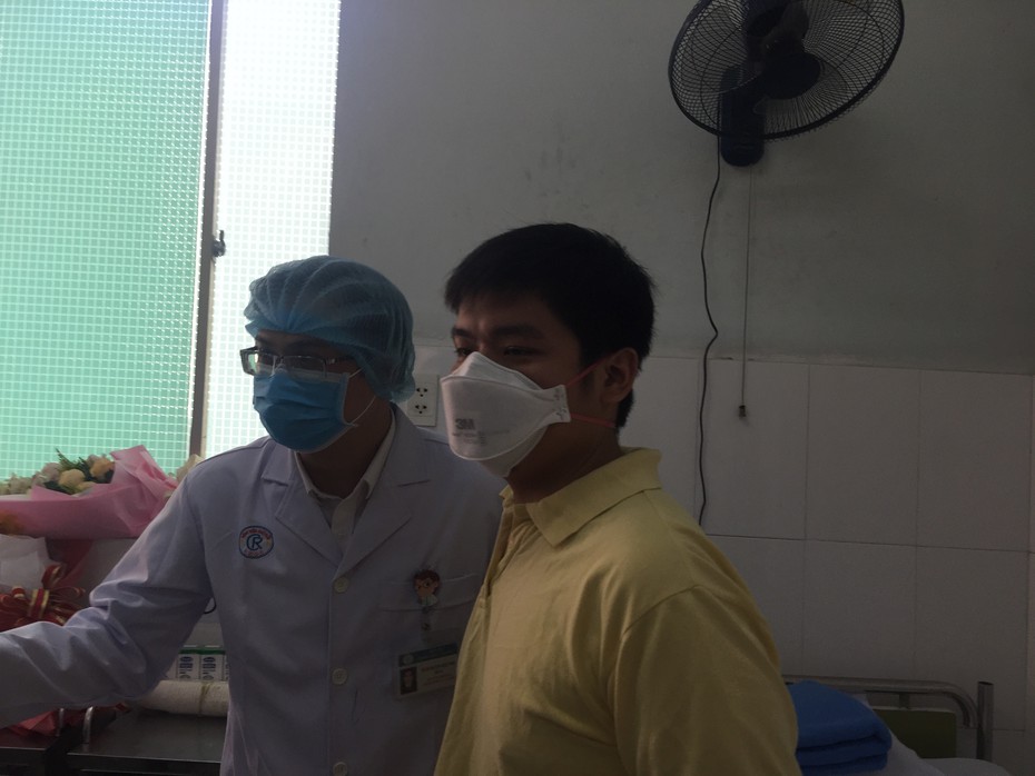 Ảnh: Niềm vui vỡ òa ngày xuất viện của bệnh nhân đầu tiên nhiễm chủng virus Corona được điều trị tại Việt Nam