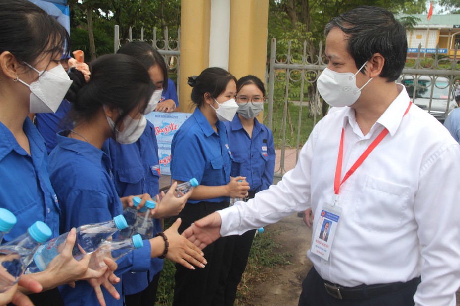 Bộ trưởng Nguyễn Kim Sơn kiểm tra điểm thi trường THPT Đặng Huy Trứ