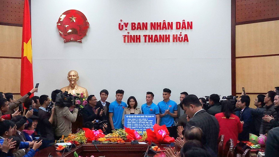 Thanh Hóa tặng bằng khen và thưởng 200 triệu cho thủ môn Bùi Tiến Dũng