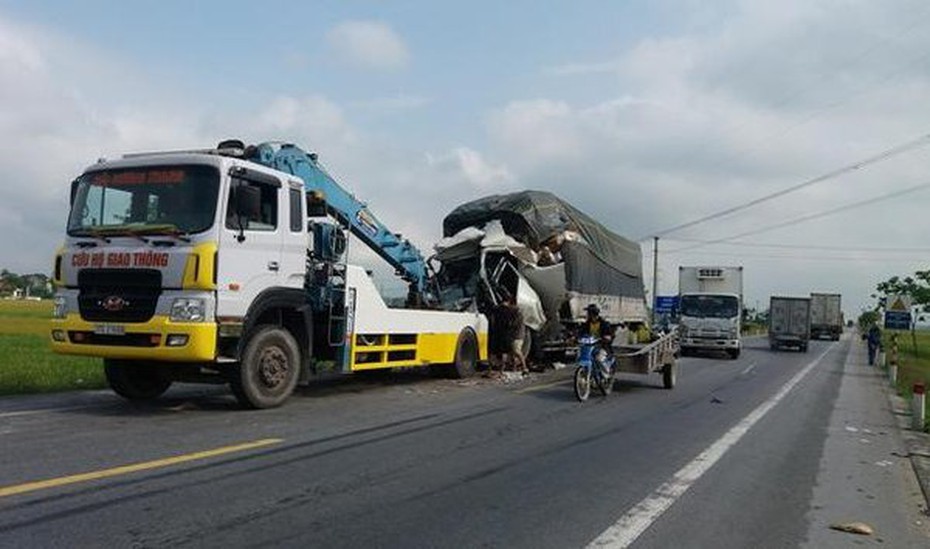 Tài xế xe tải gãy chân sau khi đâm vào đuôi container vì... buồn ngủ