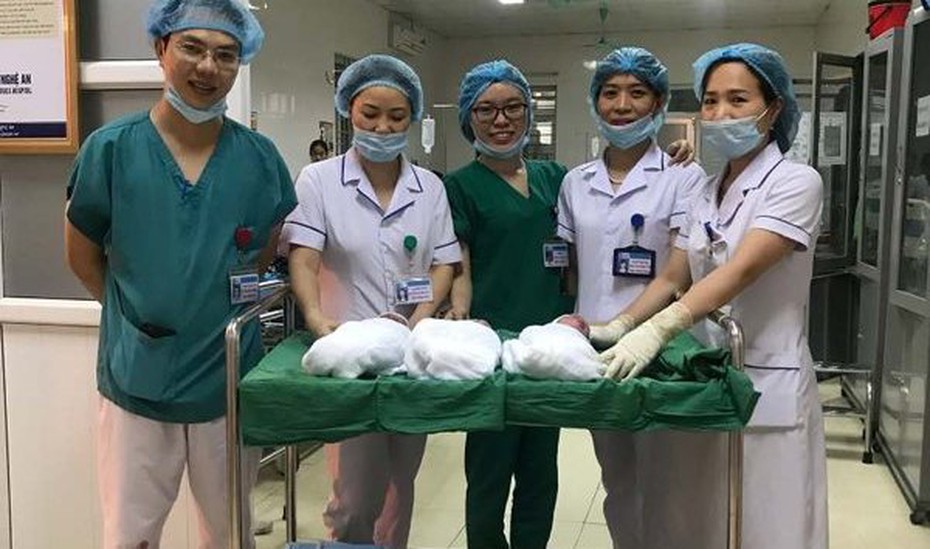 Sản phụ tam thai “vượt cạn” tự nhiên thành công, sinh hạ 2 bé gái và 1 bé trai
