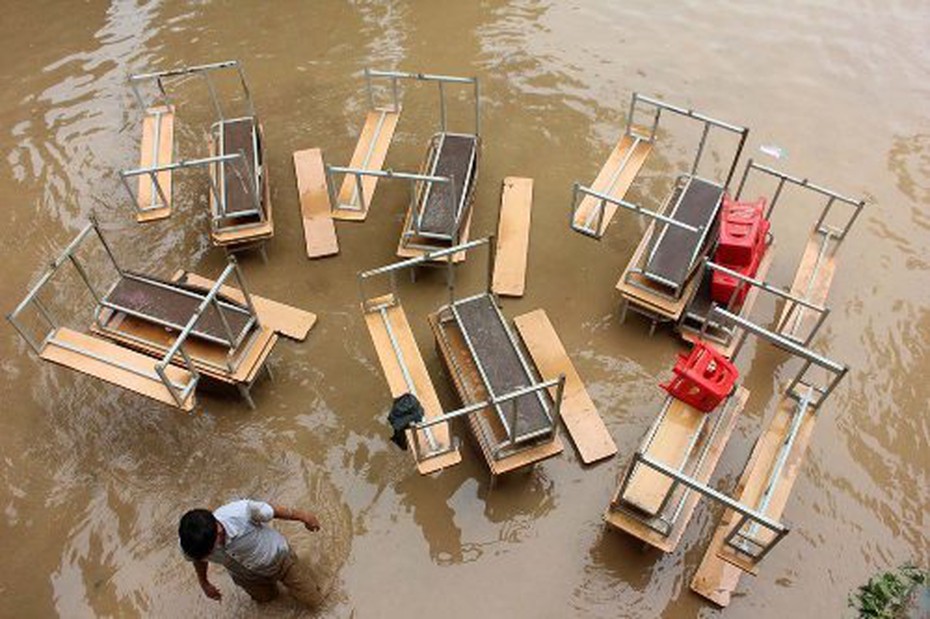 Nghệ An: Học sinh lội bì bõm, bàn ghế ngập bùn đất ngày tựu trường