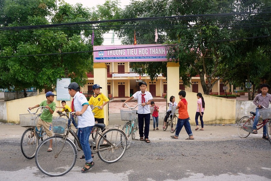 Thầy giáo bị "tố" 3 tháng lên lớp ít giảng bài, ngồi xem điện thoại: “Giáo viên bọn tôi vất vả, khổ sở lắm"