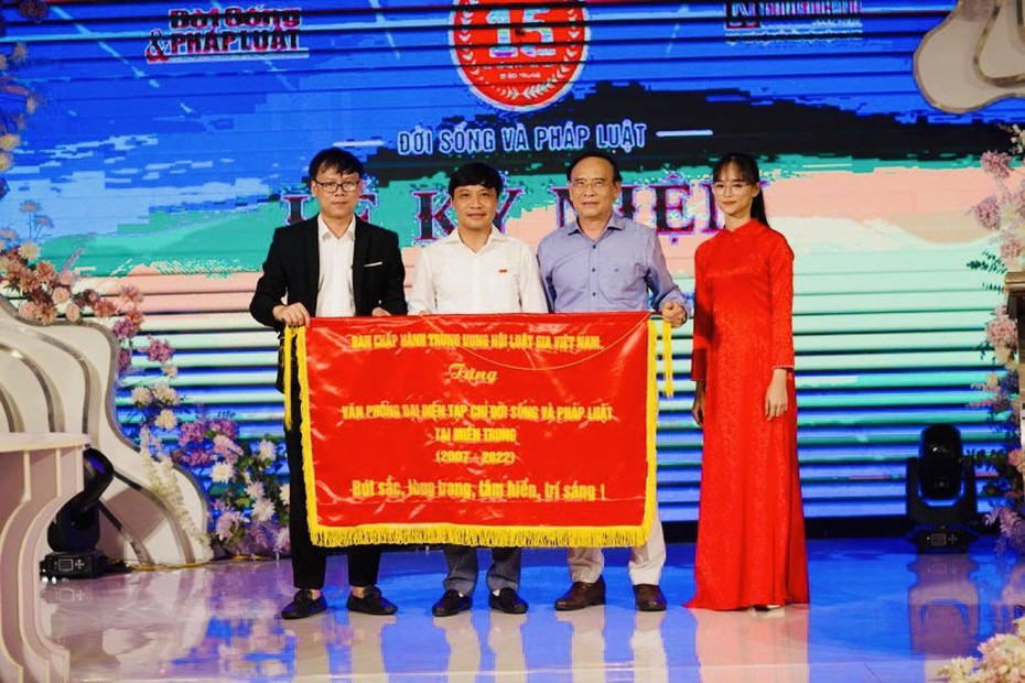 15 năm chung sức đồng lòng tìm lời giải hóc búa để phát triển của Văn phòng Miền Trung