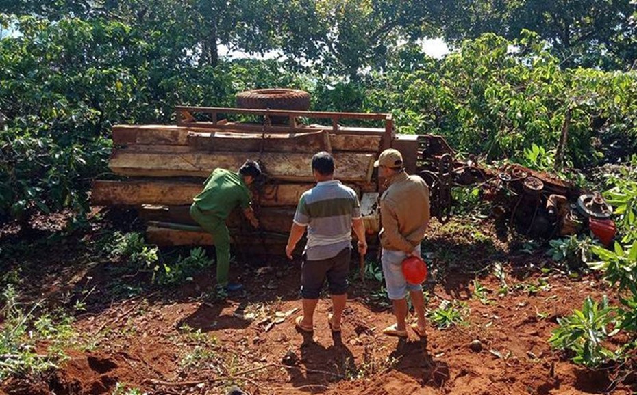 Lật xe máy cày chở gỗ lúc rạng sáng, 3 người thương vong