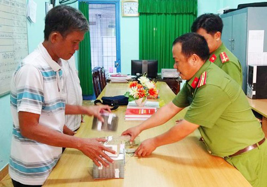 Trao trả tiền tỷ cho người đàn ông bị lừa lấy 2 tờ vé số độc đắc