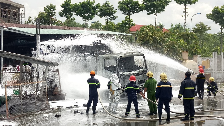 Kinh hoàng xe bồn bốc cháy ở trạm xăng, tài xế dính lửa lao ra khỏi buồng lái