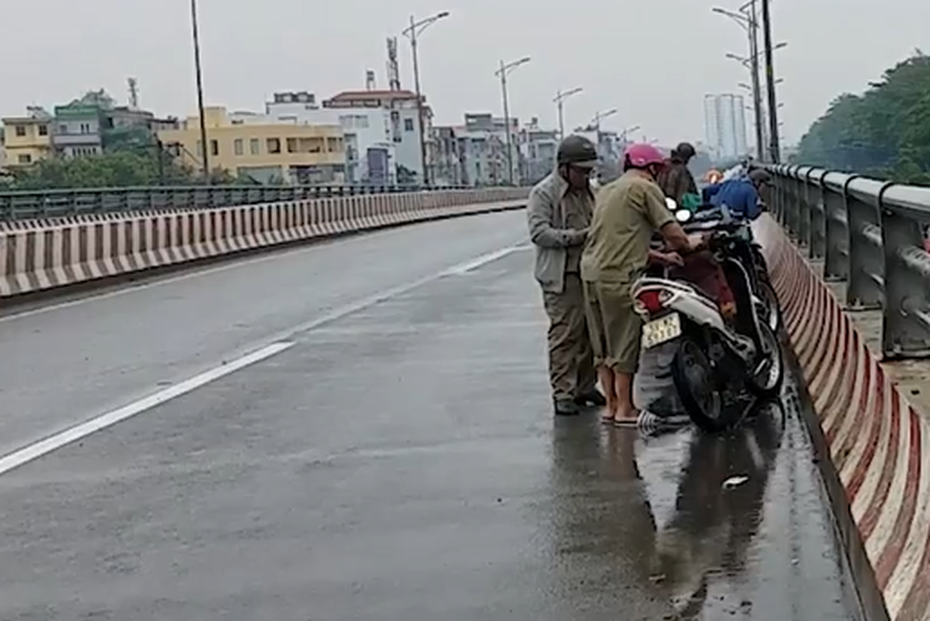 Điều tra nguyên nhân nam sinh viên rơi từ cầu vượt xuống quốc lộ trong cơn mưa tầm tã