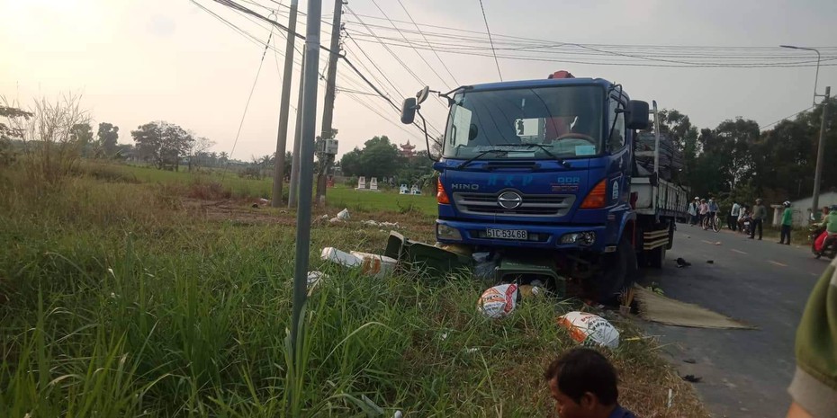 Xe tải va chạm với nhóm học sinh tan trường, hai nữ sinh thương vong