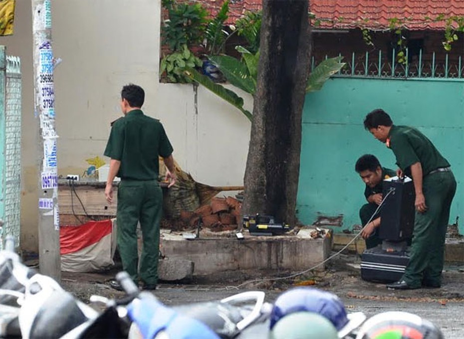 Vật thể nghi mìn treo ở tường rào nhà dân là trái nổ làm khói